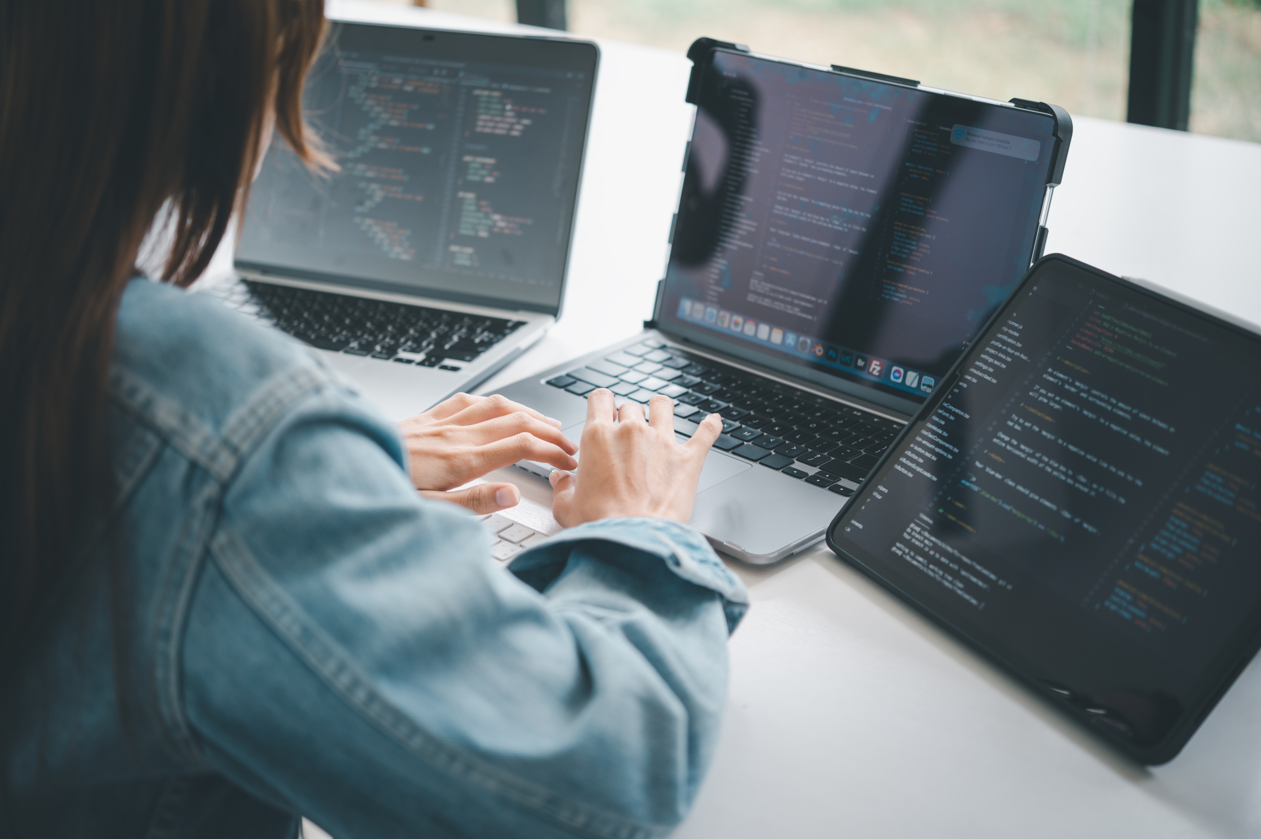 Profissional trabalhando com múltiplos monitores